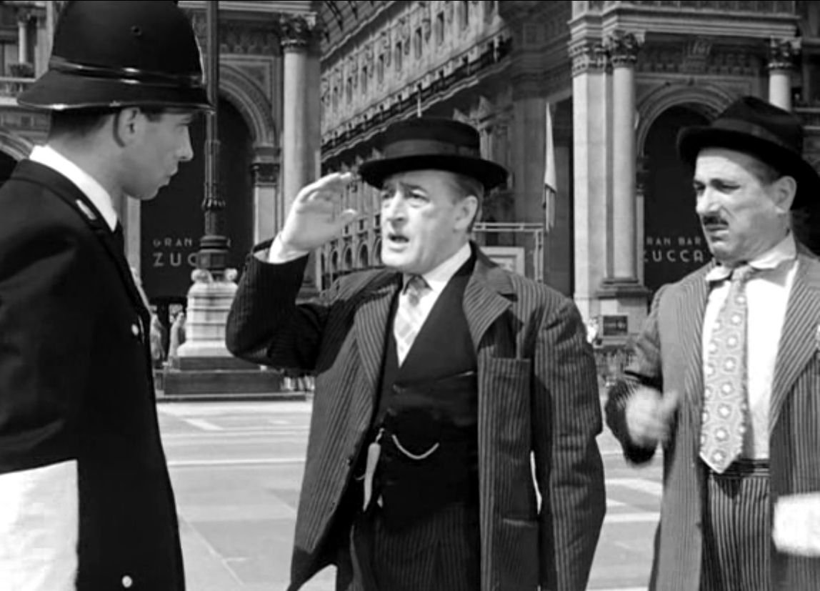 Totò e Peppino a Milano con il vigile